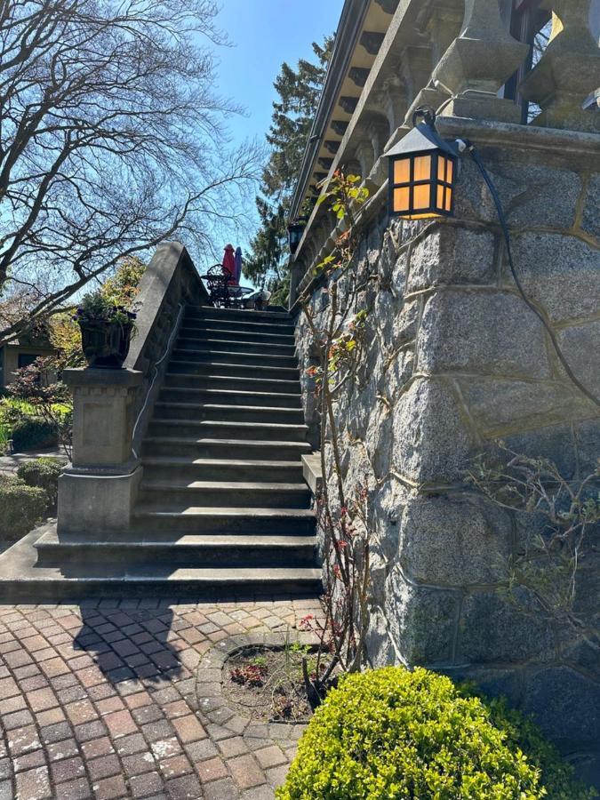 Prior Castle Inn Виктория Экстерьер фото