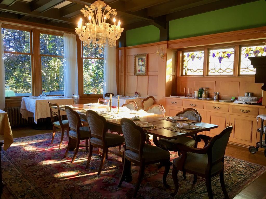 Prior Castle Inn Виктория Экстерьер фото